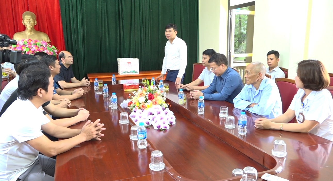 Đồng chí Phó chủ tịch UBND tỉnh Nguyễn Lê Huy thăm, tặng quà người có công với cách mạng trên địa bàn xã Hiệp Cường.