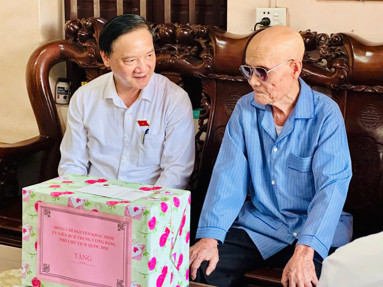 Phó Chủ tịch Quốc hội Nguyễn Khắc Định thăm và tặng quà người có công tại xã Hiệp Cường