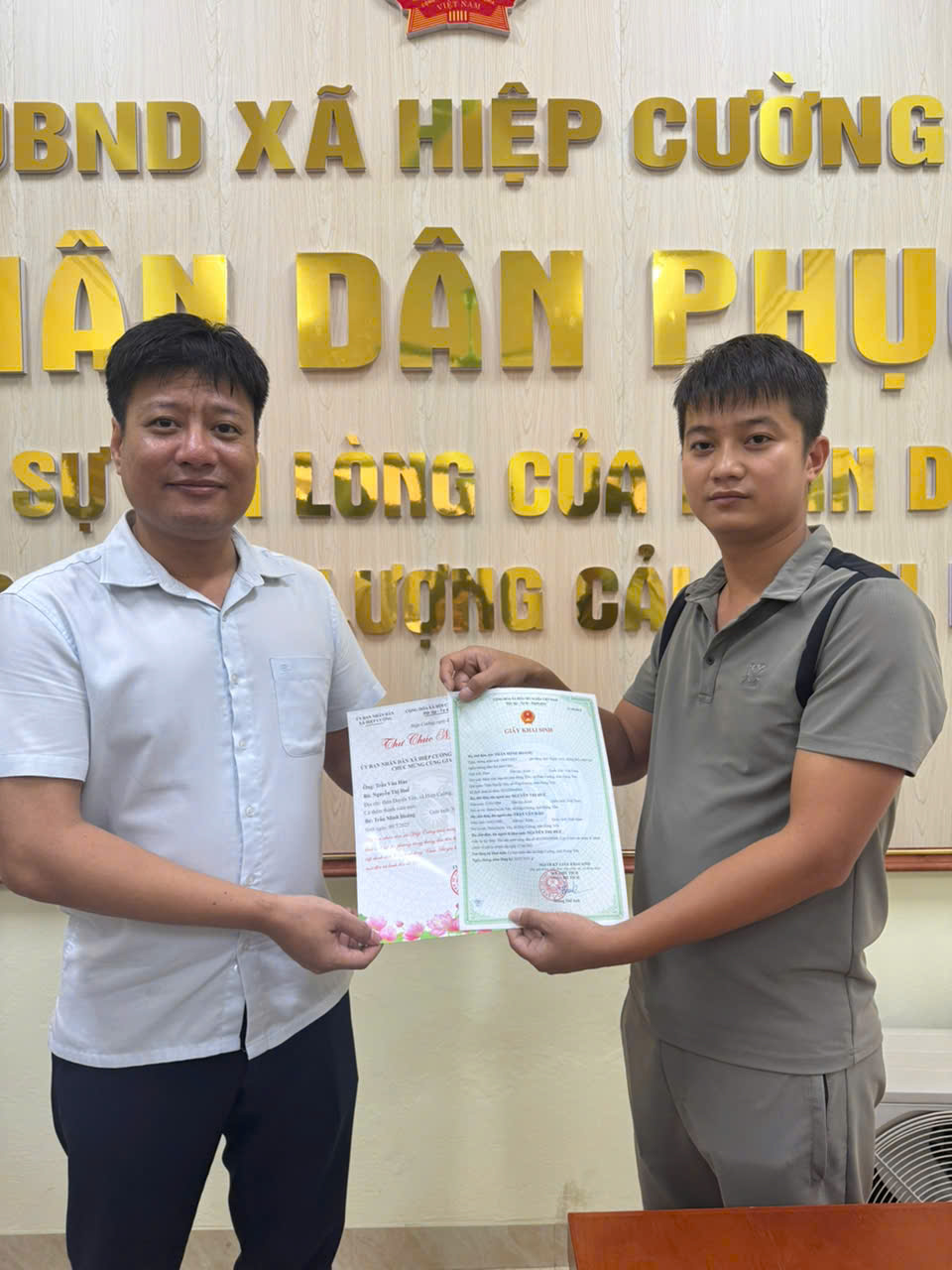 Trao Giấy Khai sinh  và thư chúc mừng  những công dân đăng ký Khai sinh đầu tiên tại Trung tâm Phục vụ hành chính công