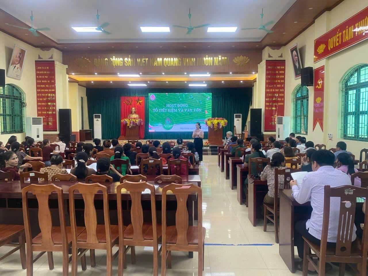 Phòng giao dịch Ngân hàng Chính sách xã hội Kim Động tập huấn đối với Ban quản lý Tổ Tiết kiệm và vay vốn trong thực hiện tín dụng chính sách xã hội.