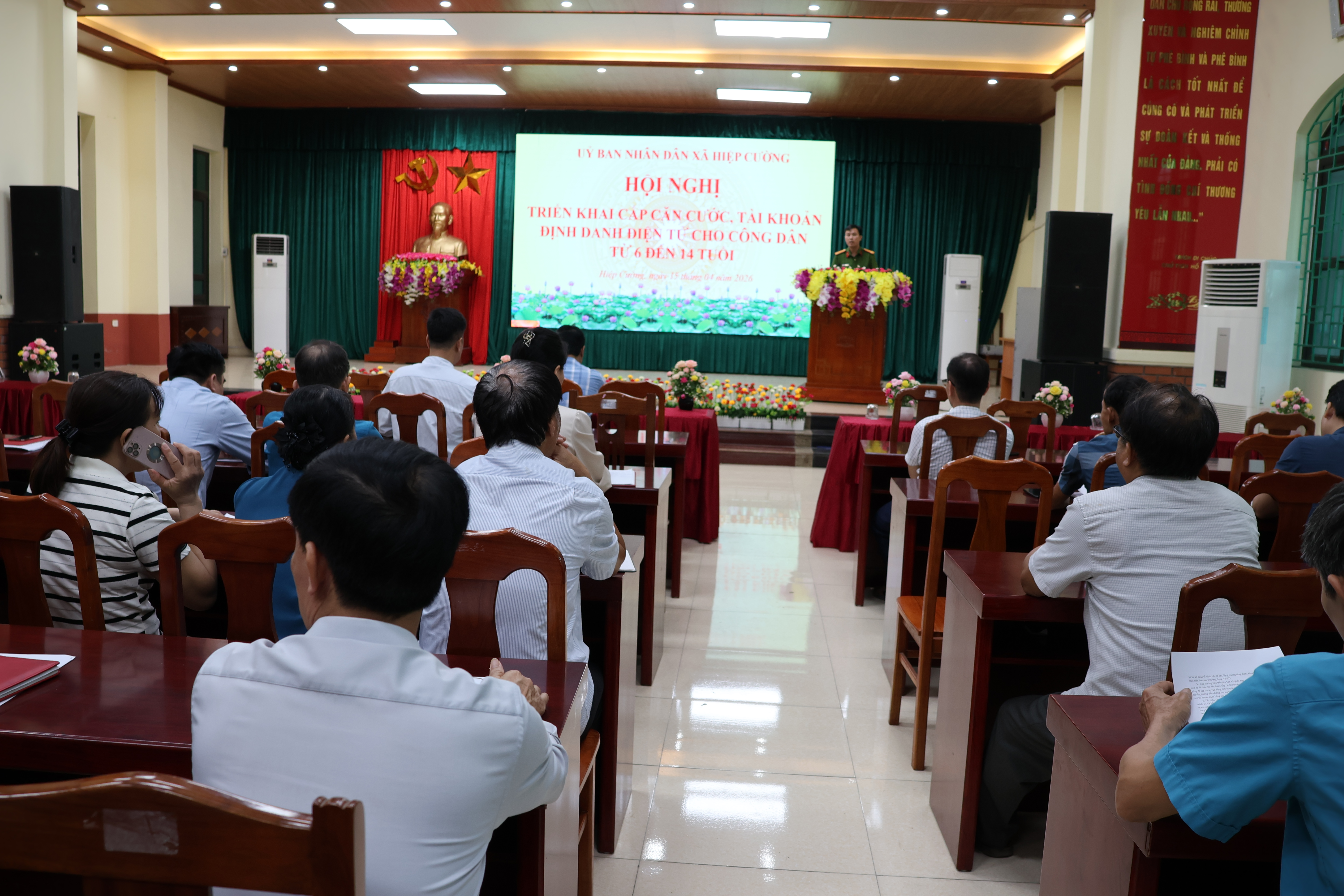 Xã Hiệp Cường tổ chức hội nghị triển khai cấp căn cước, tài khoản định danh điện tử cho công dân tử 6 đến 14 tuổi.
