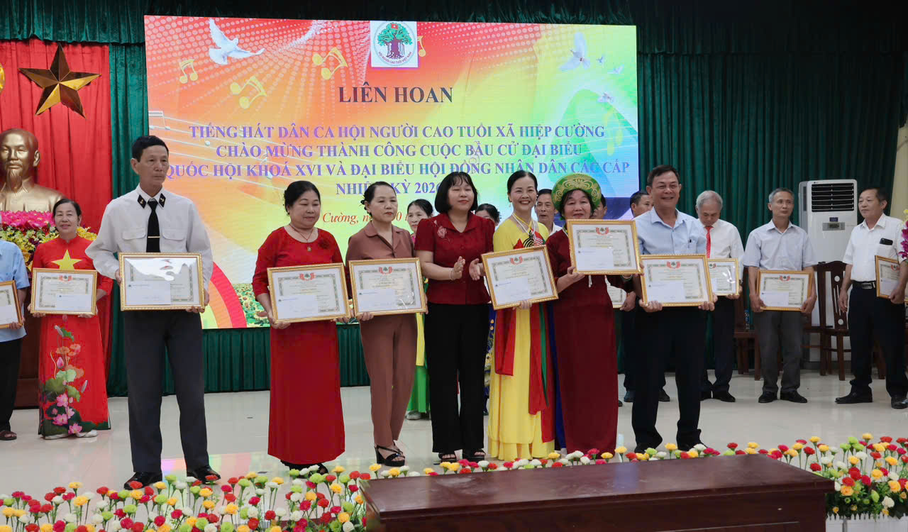 Liên hoan tiếng hát dân ca Hội người cao tuổi xã Hiệp Cường.