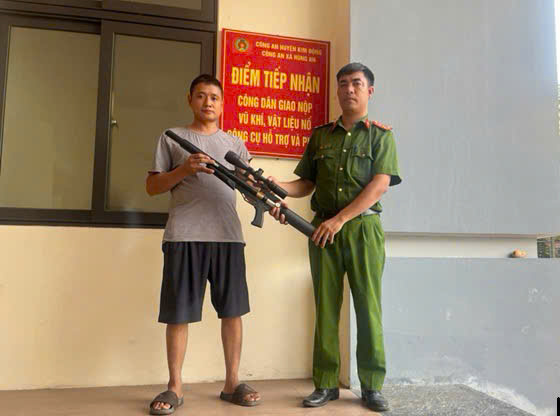 Công An xã Hiệp Cường tiếp nhận vũ khí quân dụng do người dân tự giác giao nộp