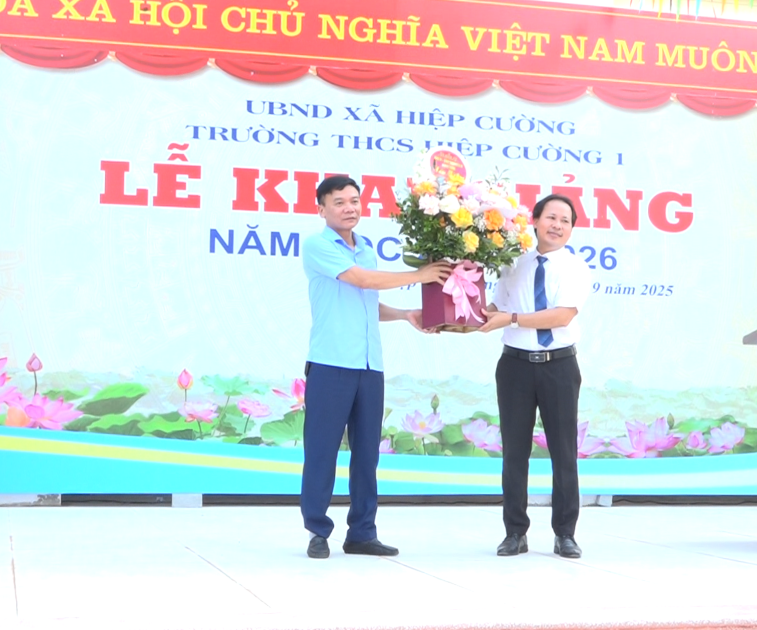 Giáo viên, học sinh xã Hiệp Cường dự lễ khai giảng năm học mới 2025 - 2026.
