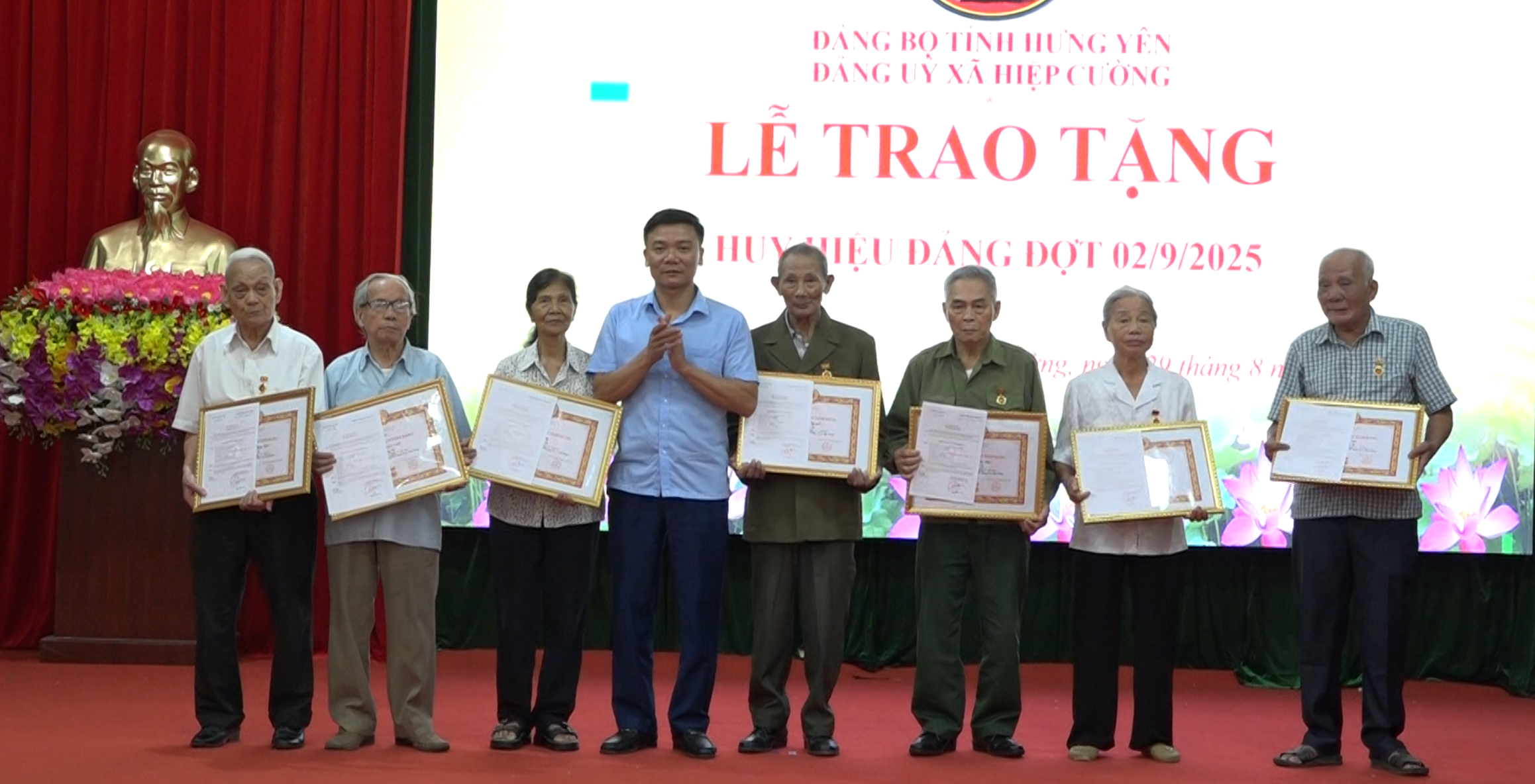 Trao huy hiệu đảng cho Đảng viên xã Hiệp Cường đợt mùng 2/9.