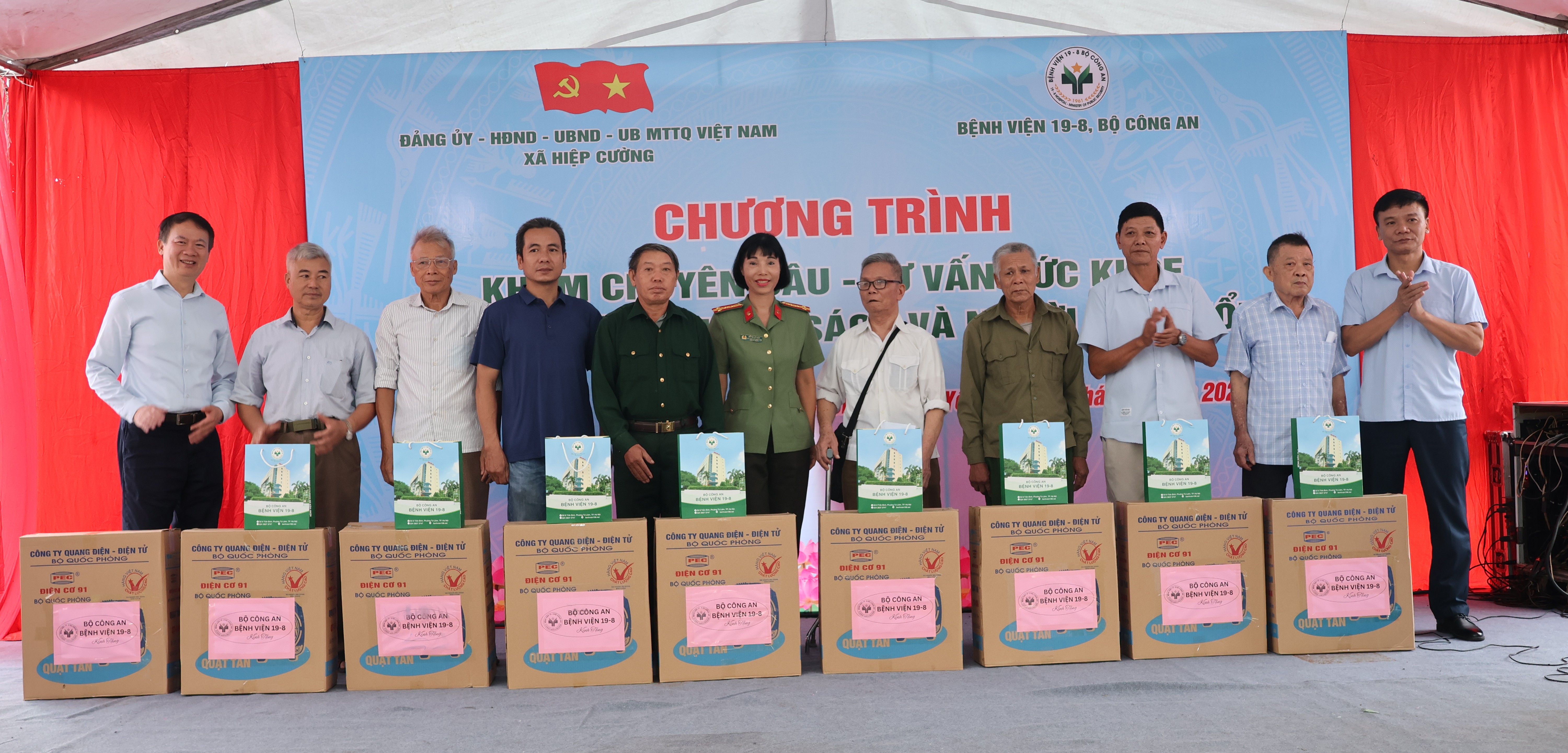 Bệnh viện 19-8 Bộ Công an phối hợp với xã Hiệp Cường tổ chức tặng quà và khám sức khỏe cho người có công với cách mạng.