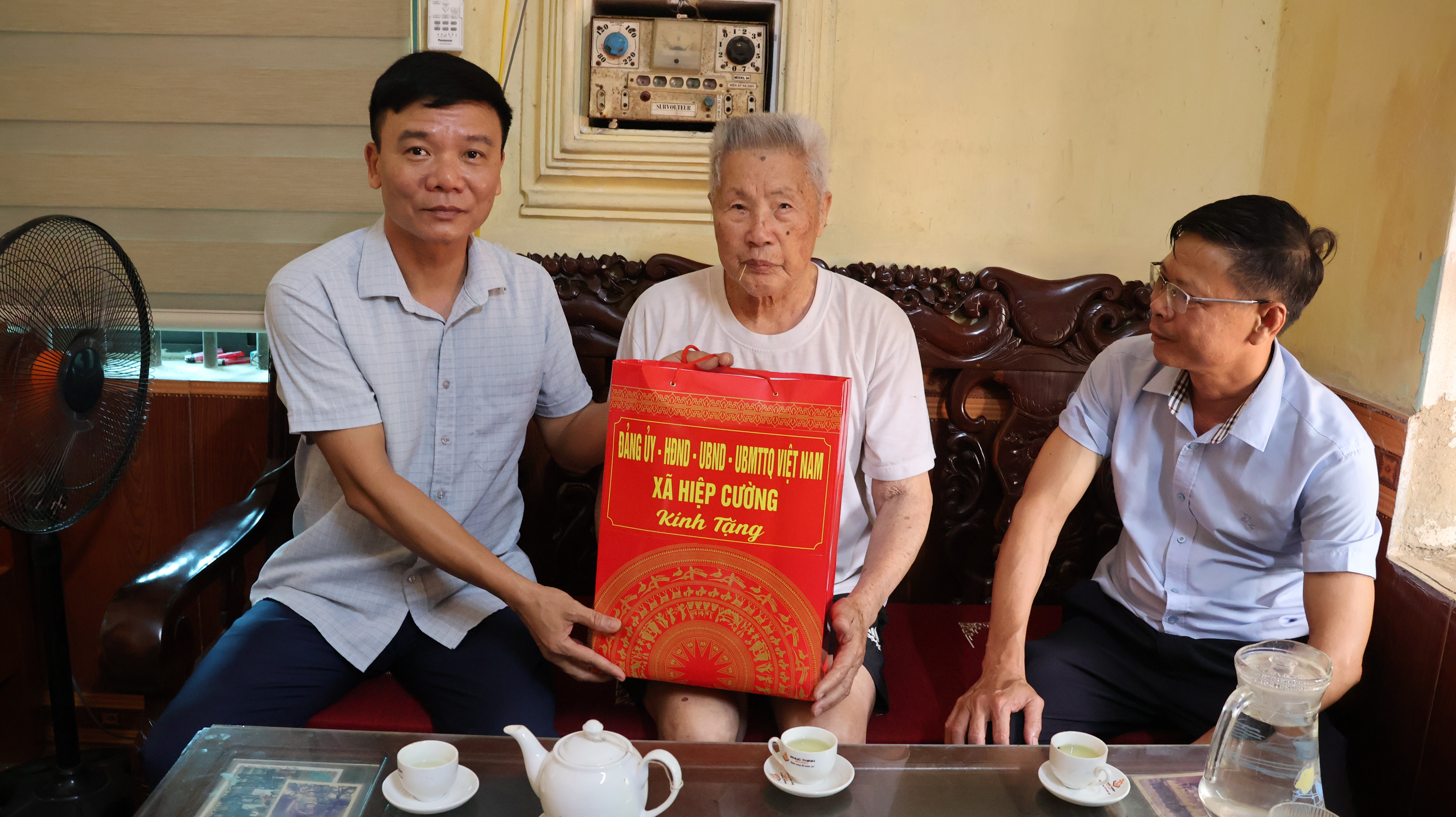 Lãnh đạo xã Hiệp Cường thăm, tặng quà các gia đình chính sách nhân kỷ niệm 79 năm Ngày Thương binh - Liệt sĩ