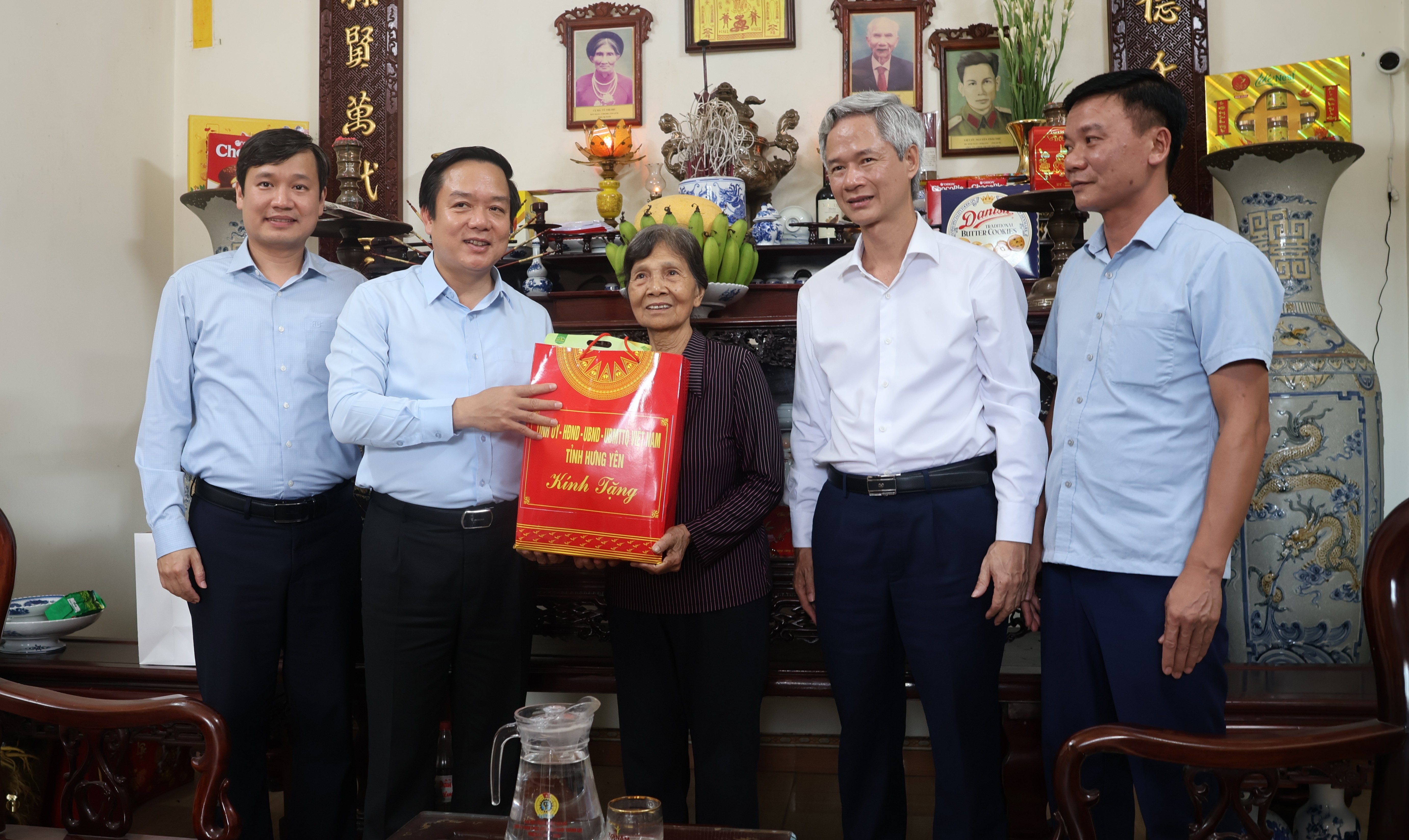 Đồng chí Bí Thư tỉnh ủy Phạm Quang Ngọc thăm, tặng quà người có công với cách mạng trên địa bàn xã Hiệp Cường.