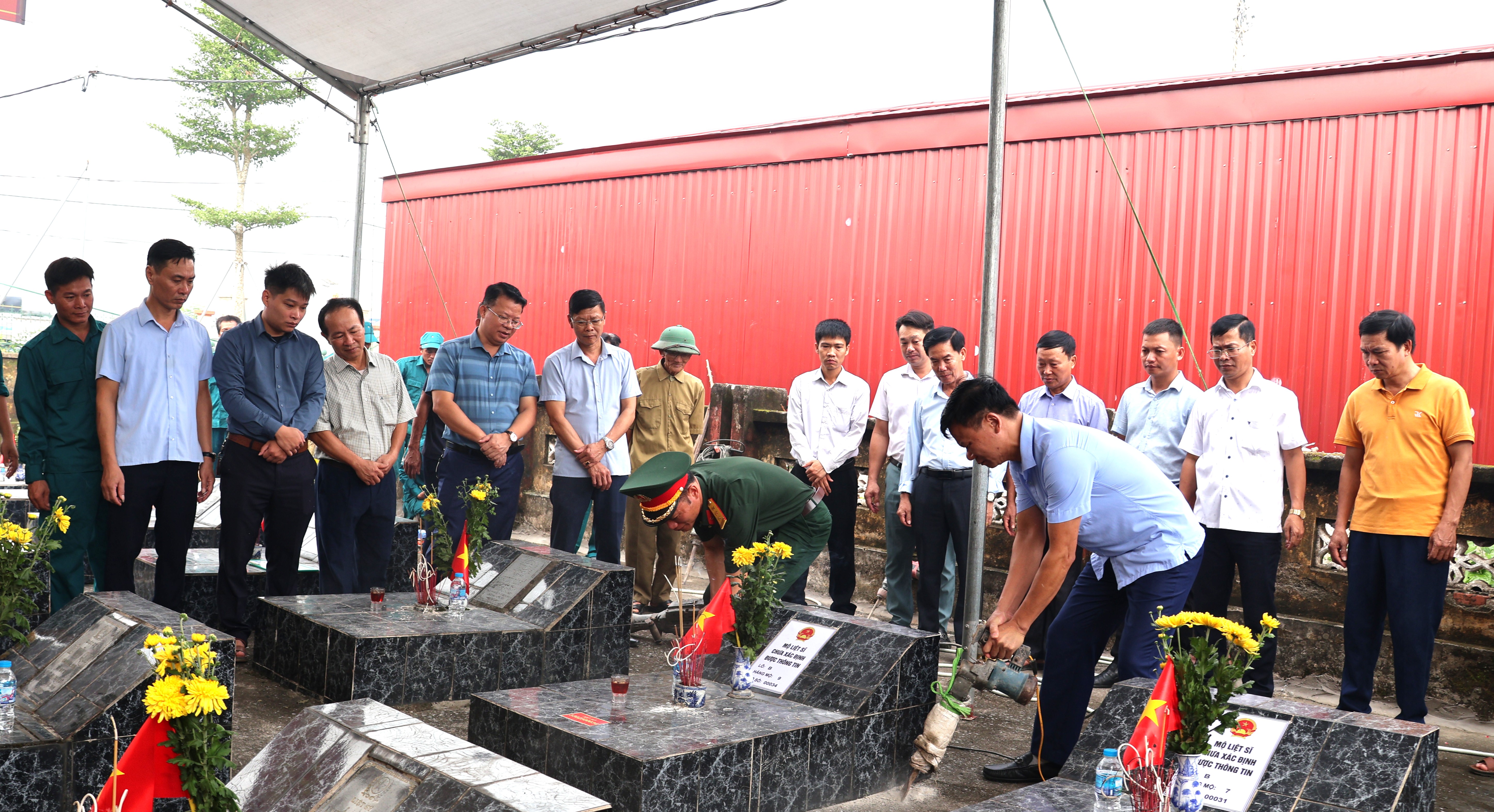 Xã Hiệp Cường: Tổ chức lễ dâng hương trước khi lấy mẫu hài cốt liệt sĩ chưa xác định được thông tin tại nghĩa trang liệt sĩ Hiệp Cường (điểm nghĩa trang xã Song Mai cũ).