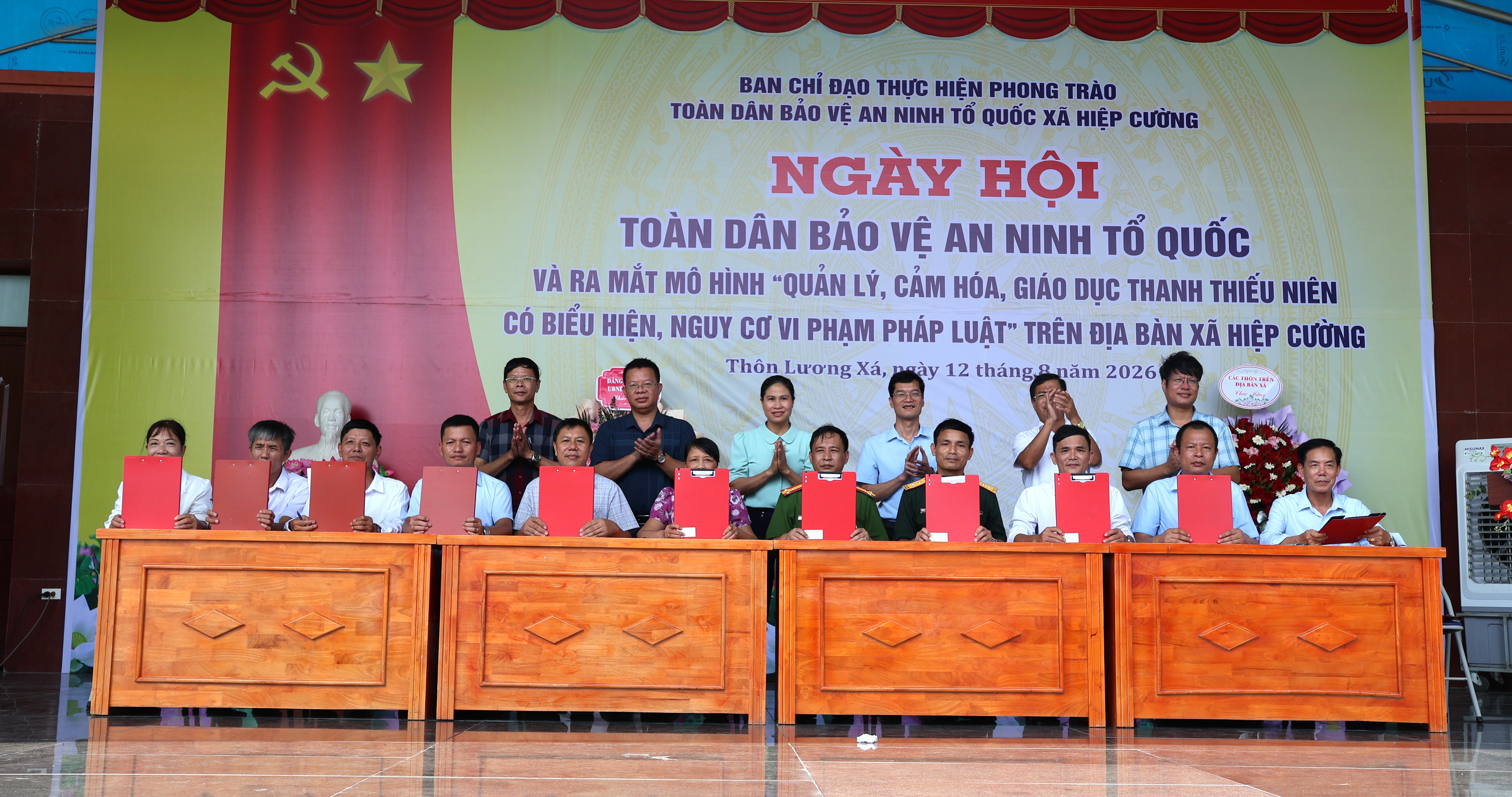 Thôn Lương Xá, tổ chức Ngày hội Toàn dân bảo vệ an ninh Tổ quốc năm 2026 và ra mắt mô hình “Quản lý, cảm hoá, giáo dục thanh thiếu niên có biểu hiện, nguy cơ vi phạm pháp luật” trên địa bàn xã Hiệp Cường.
