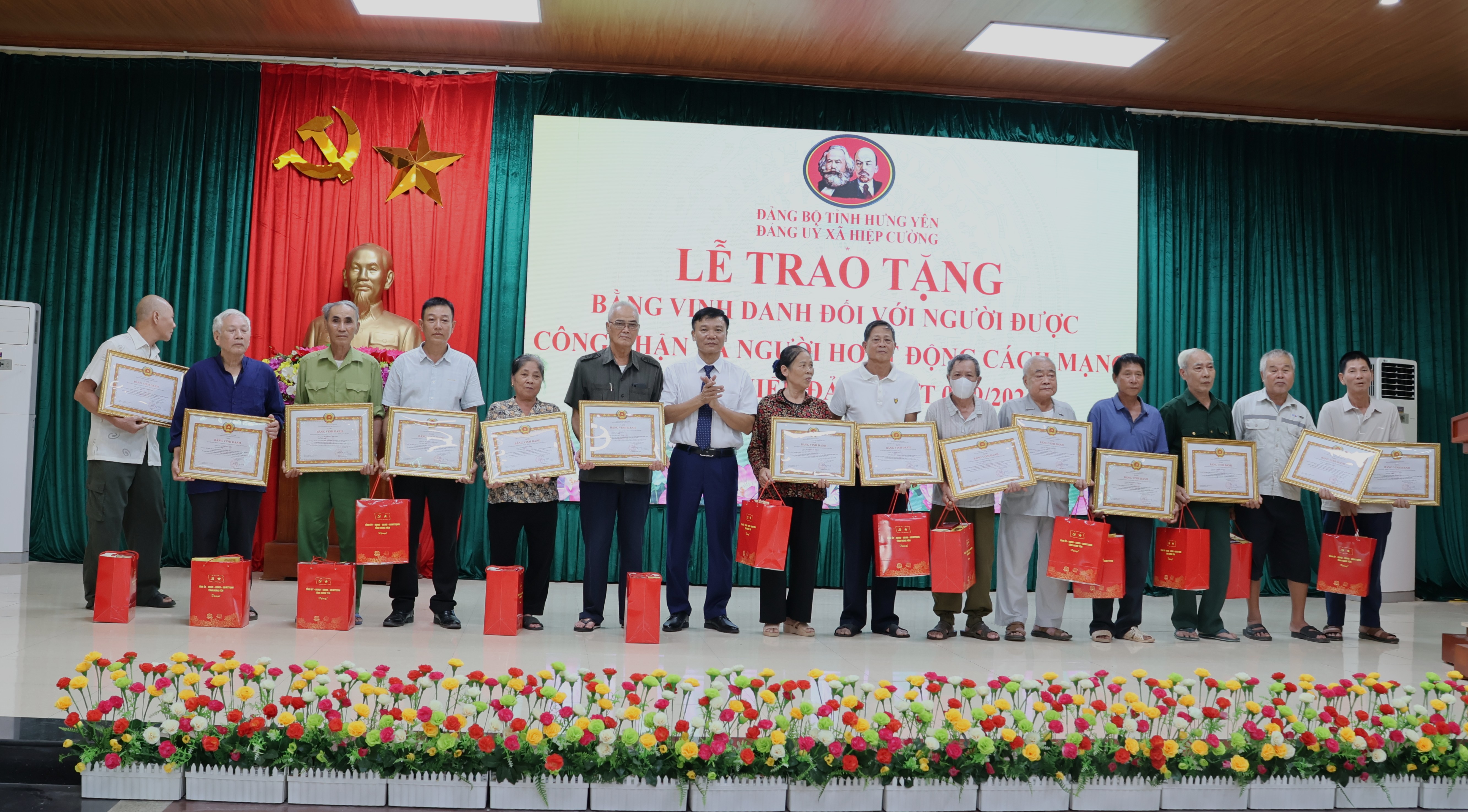 ĐẢNG ỦY XÃ HIỆP CƯỜNG TỔ CHỨC LỄ TRAO TẶNG HUY HIỆU ĐẢNG VÀ BẰNG CÔNG NHẬN NGƯỜI HOẠT ĐỘNG CÁCH MẠNG.