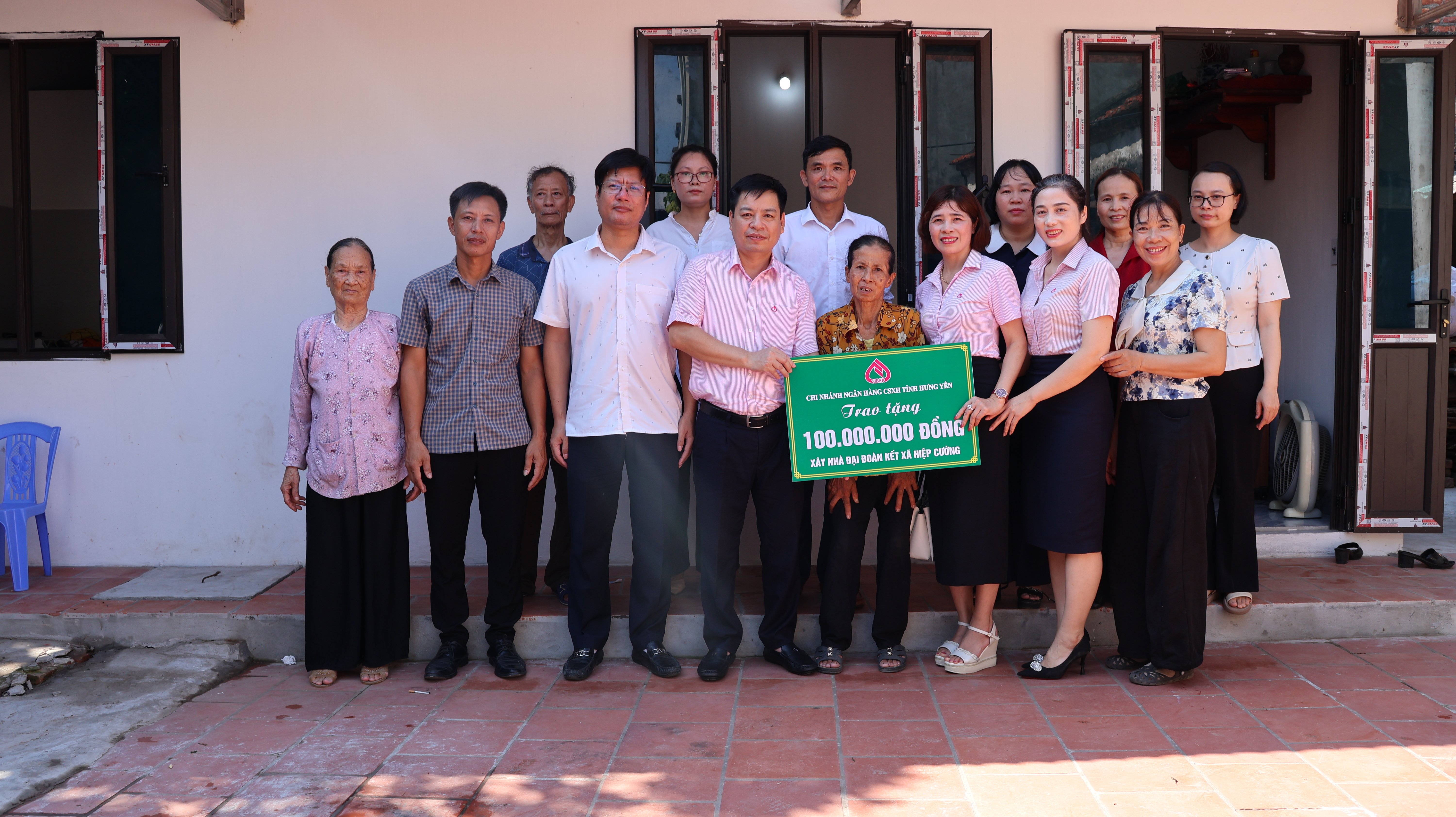 Xã Hiệp Cường phối hợp với Ngân hàng chính sách xã hội tỉnh: Tặng nhà Đại đoàn kết.