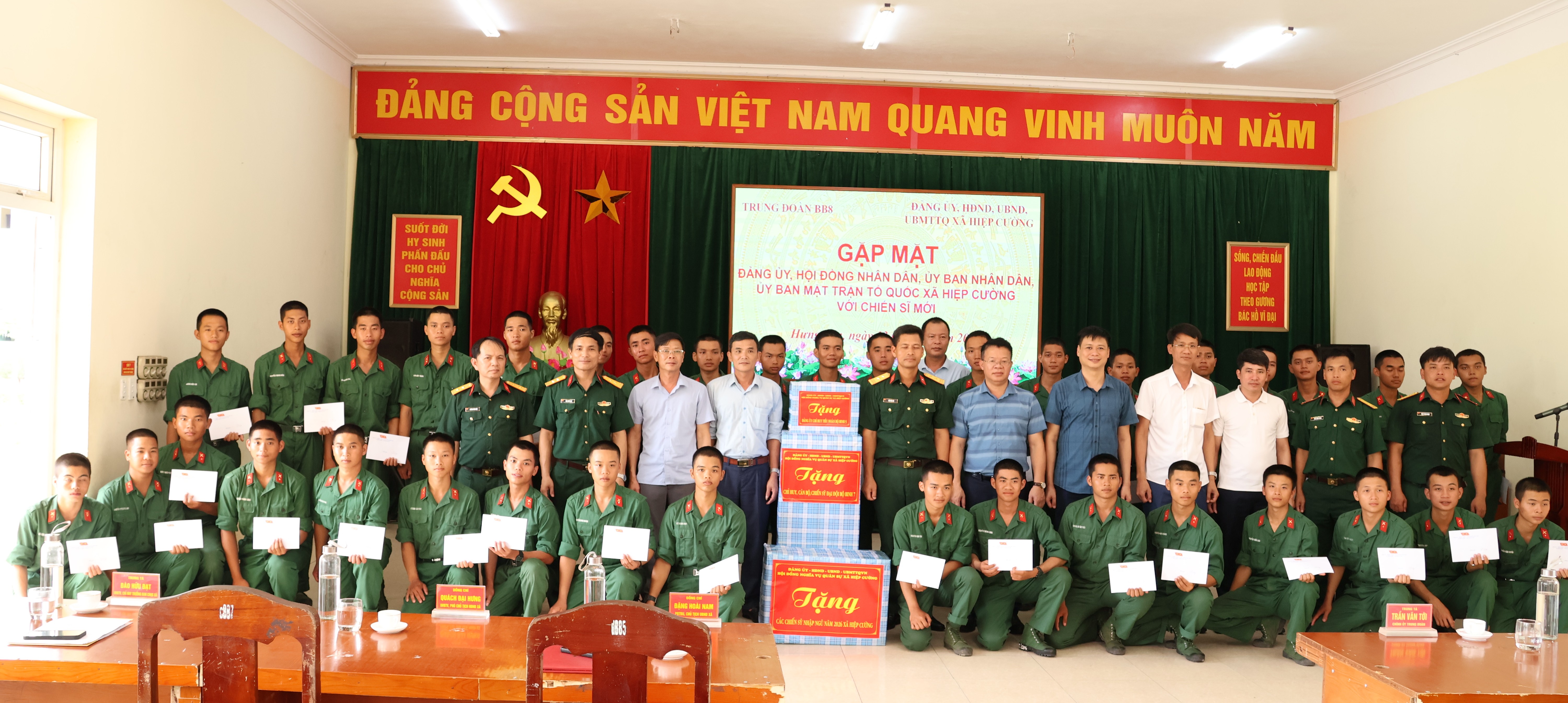 Lãnh đạo xã Hiệp Cường thăm, động viên tân binh nhập ngũ năm 2026.