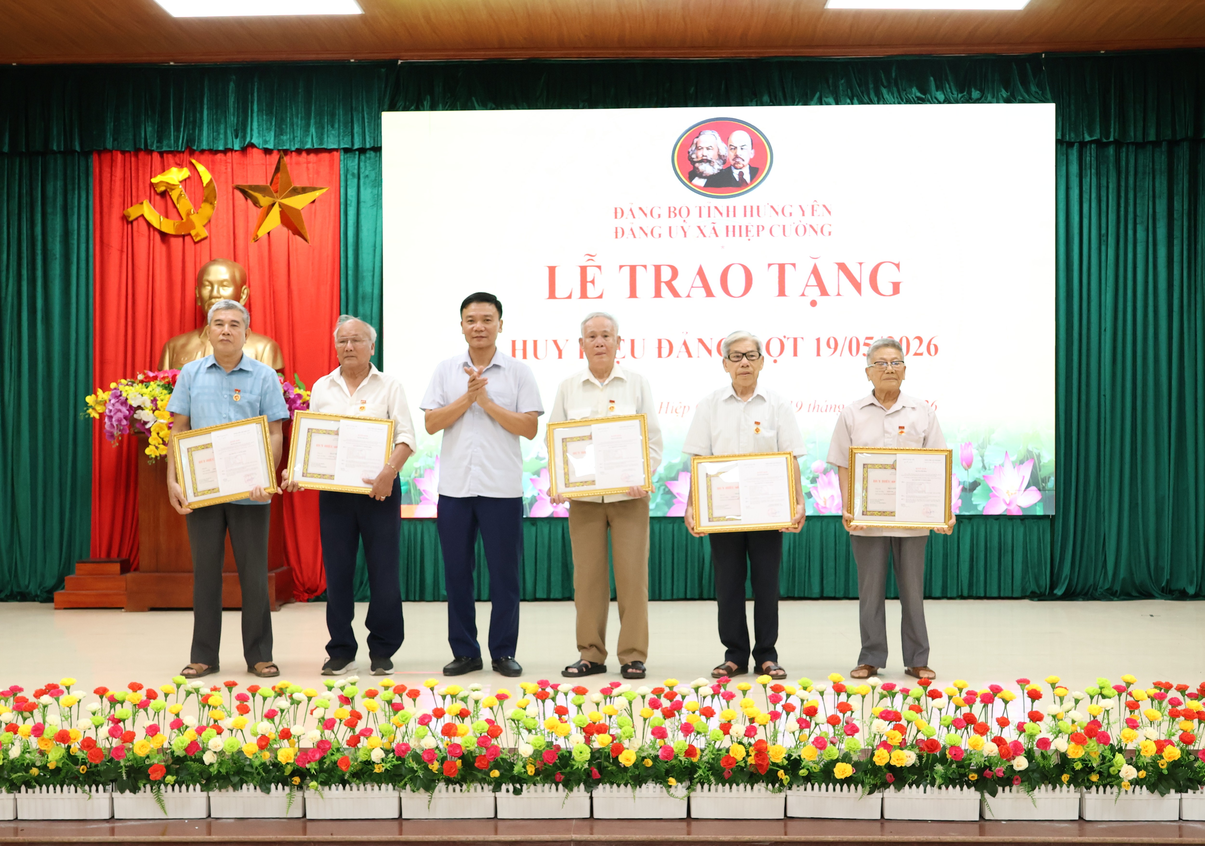 34 đảng viên xã Hiệp Cường được trao tặng Huy hiệu Đảng đợt 19/5
