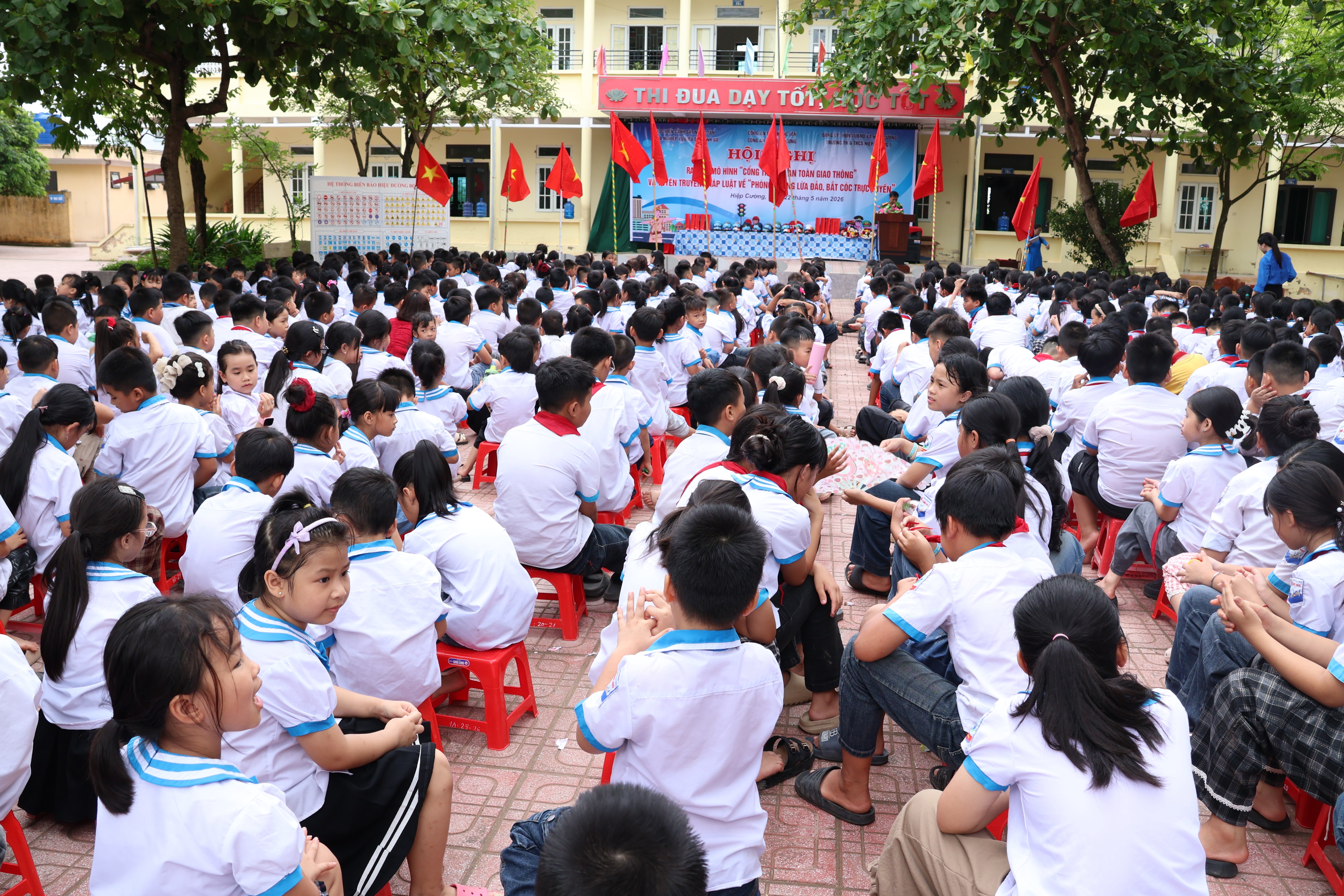Xã Hiệp Cường tổ chức Hội nghị ra mắt mô hình “Cổng trường an toàn giao thông” và tuyên truyền pháp luật về “phòng chống lừa đảo, bắt cóc trực tuyến”.