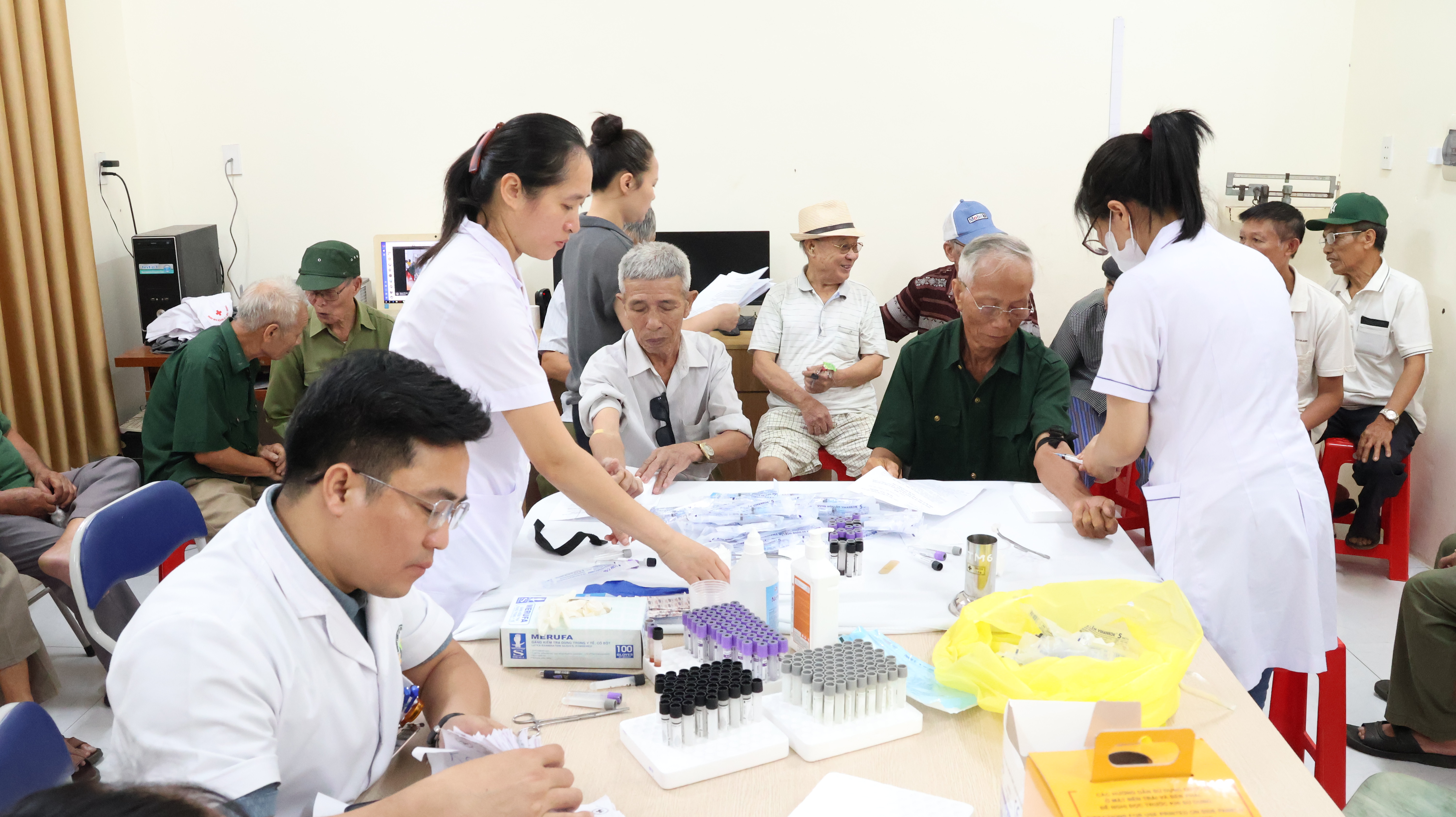 Trạm Y tế xã Hiệp Cường phối hợp với Bệnh viện 19-8 tổ chức lấy máu xét nghiệm cho gần 300 đối tượng là thương binh, bệnh binh, người hoạt động kháng chiến bị nhiễm chất độc hóa học và người hoạt động kháng chiến bị địch bắt tù đày đang hưởng trợ cấp ưu đãi hằng tháng trên địa bàn xã.