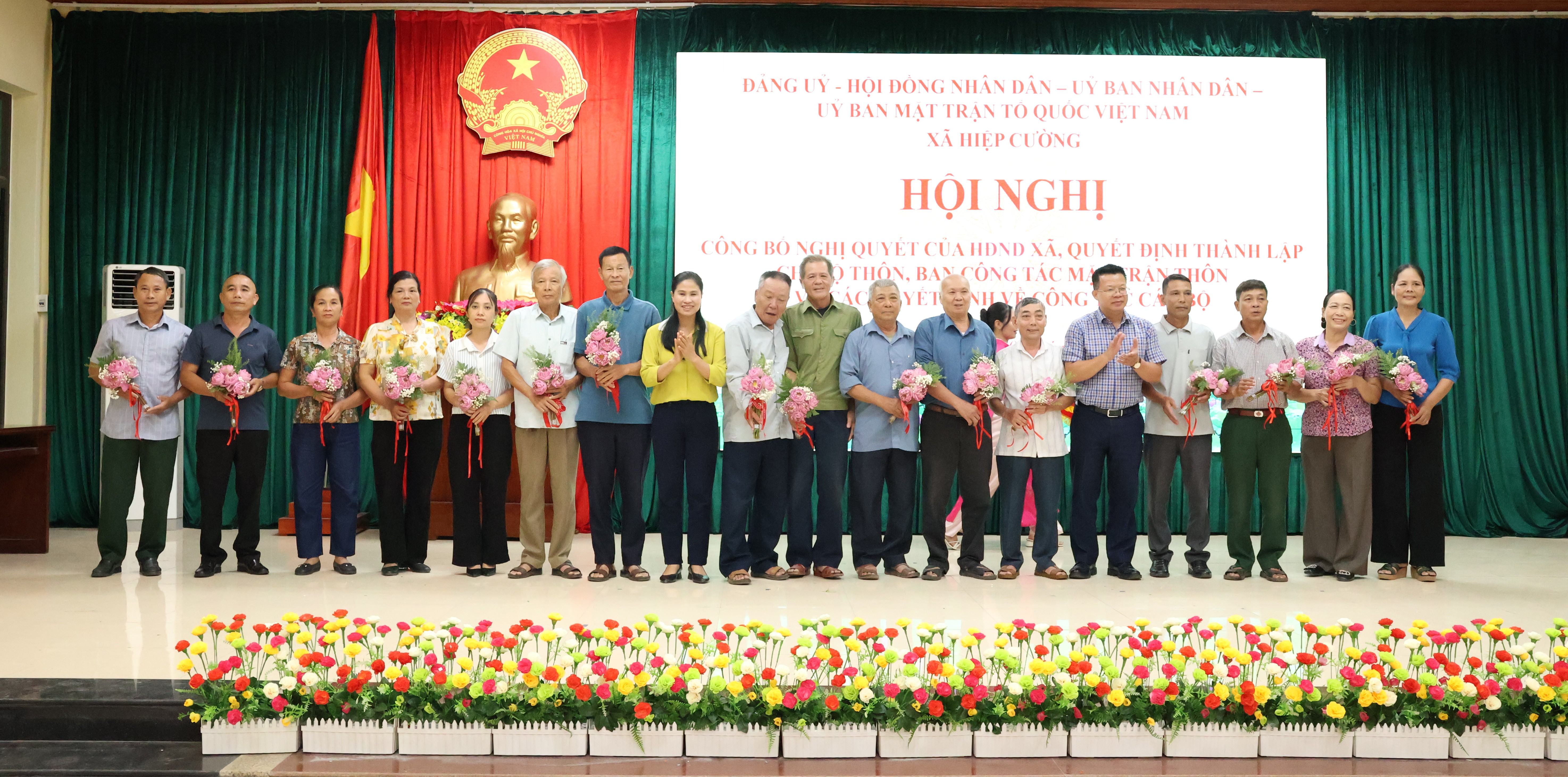 Đảng ủy xã Hiệp Cường tổ chức hội nghị công bố Nghị quyết hội đồng nhân dân về quyết định thành lập chi bộ thôn, ban công tác mặt trận thôn và các quyết định về công tác cán bộ.