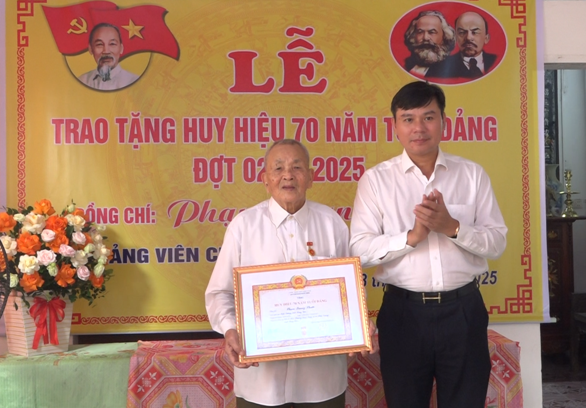 Đồng chí Phó chủ tịch Ủy ban nhân dân tỉnh Nguyễn Lê Huy trao huy hiệu 70 năm tuổi đảng tặng đảng viên xã Hiệp Cường.
