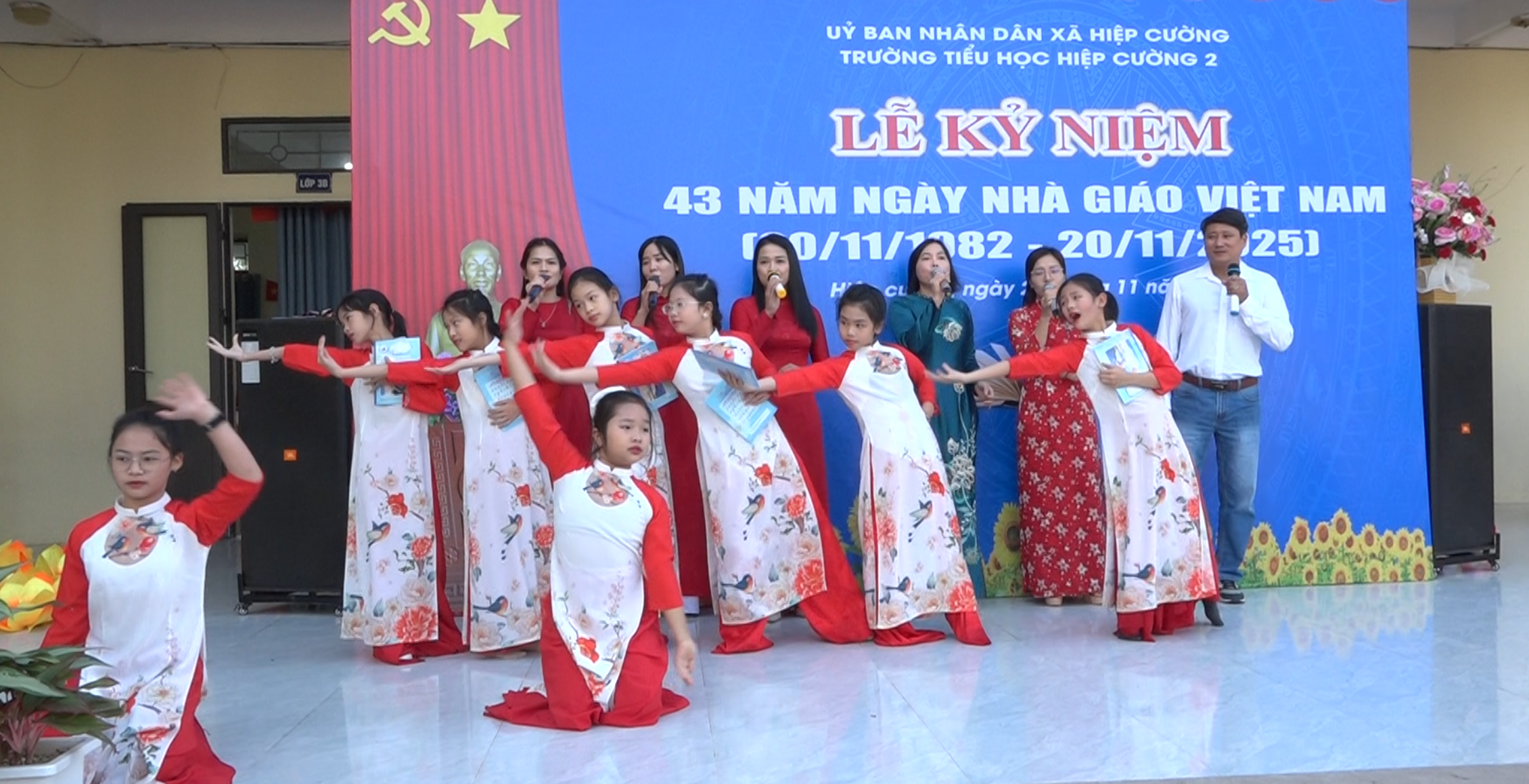 Lãnh đạo xã dự Lễ kỷ niệm ngày nhà giáo Việt Nam tại trường Tiểu học Hiệp Cường 2.