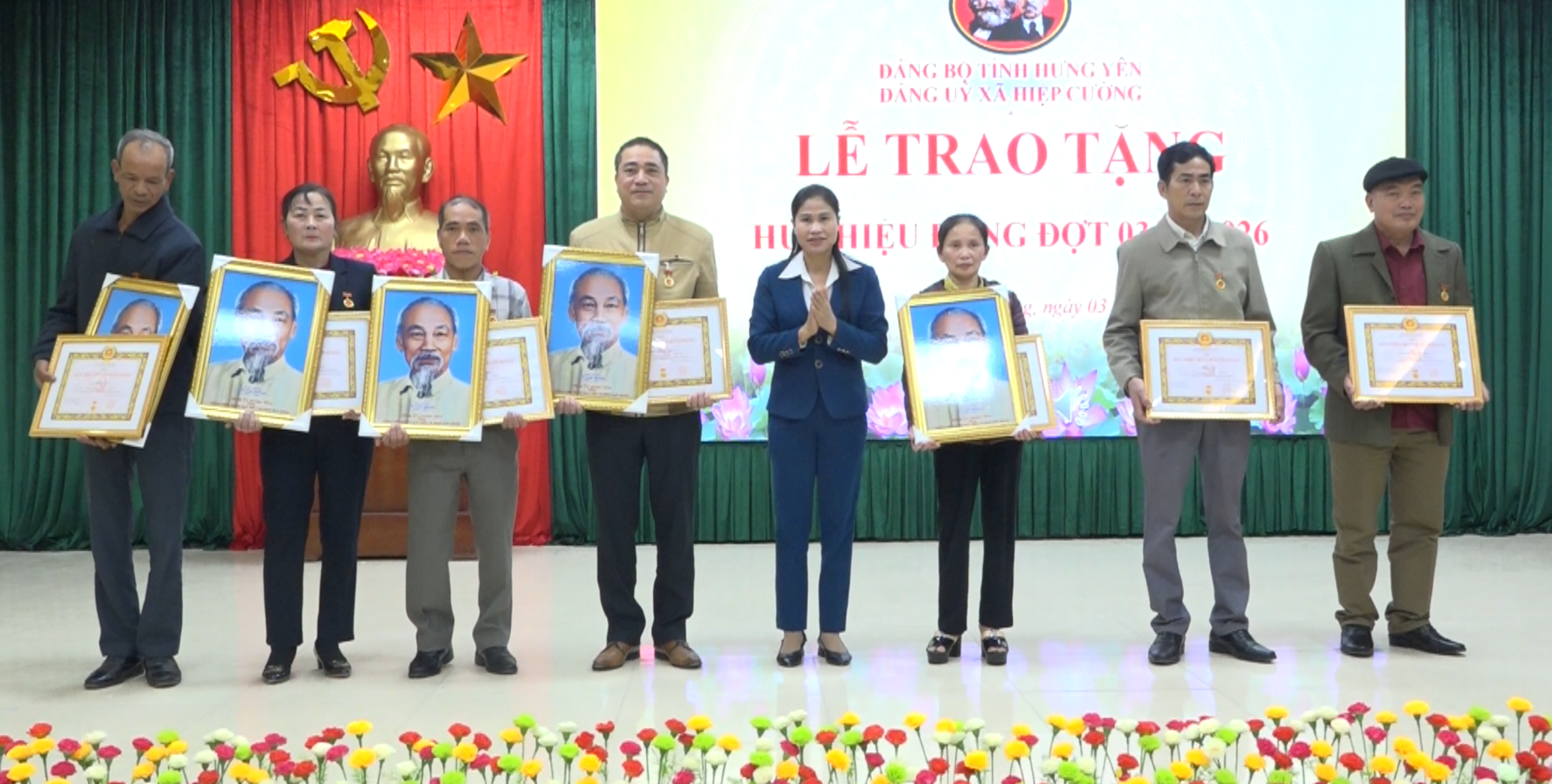 Trao Huy hiệu Đảng cho Đảng viên xã Hiệp Cường đợt mùng 3 tháng 2 năm 2026.