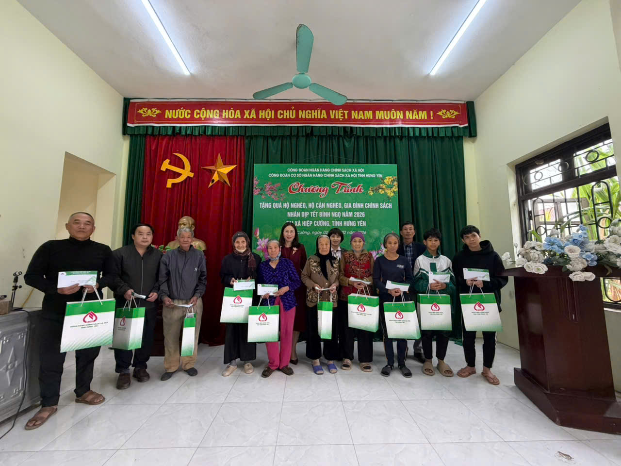 Công đoàn cơ sở Ngân hàng Chính sách xã hội tỉnh Hưng Yên tặng quà tới các hộ nghèo, hộ cận nghèo và gia đình chính sách.