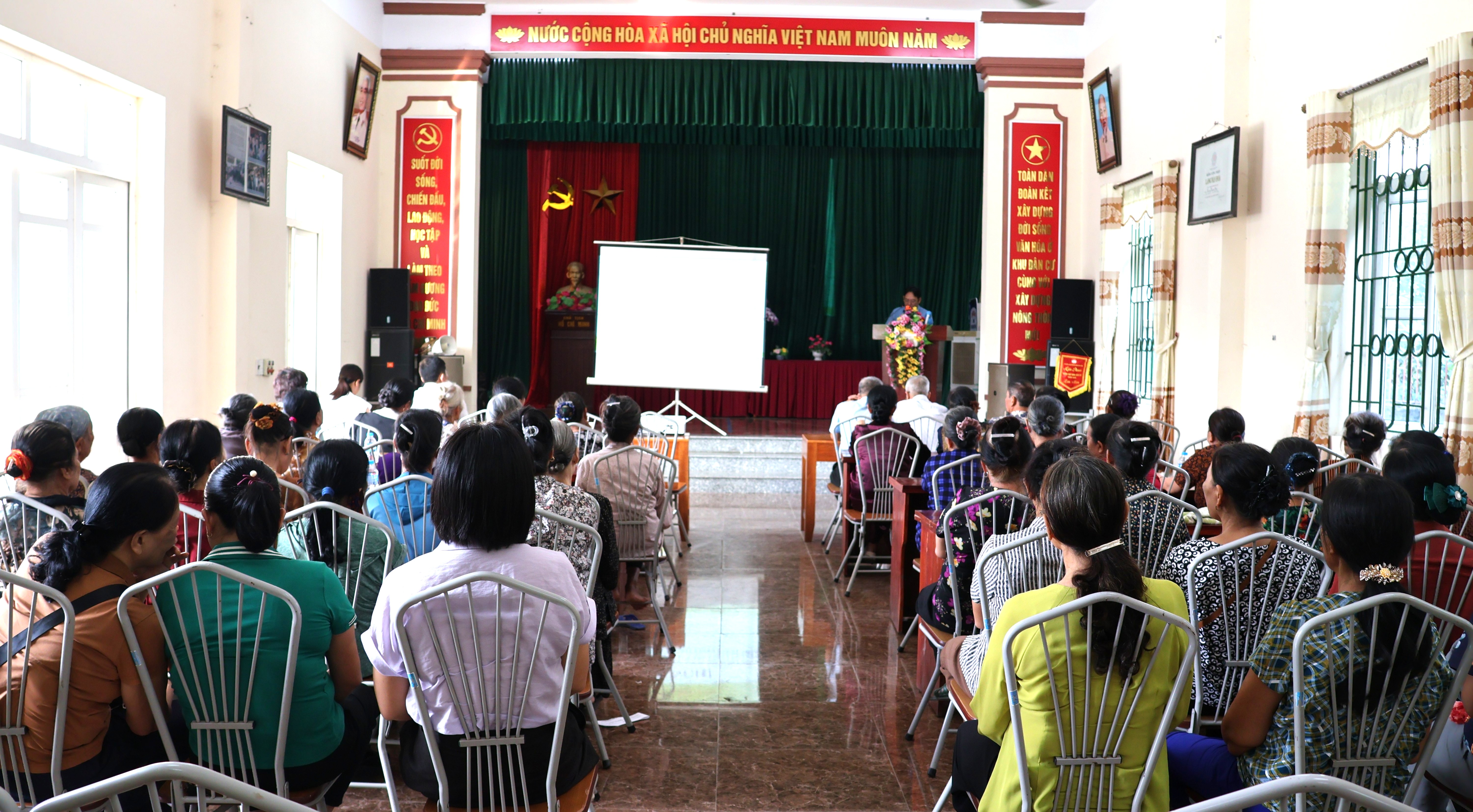 Trạm Y tế xã Hiệp Cường tổ chức hội nghị tuyên truyền chăm sóc sức khỏe người cao tuổi.